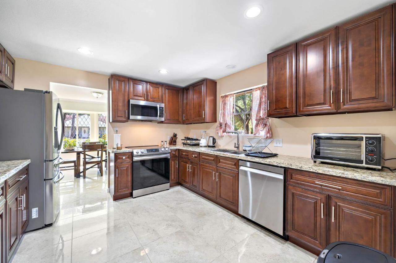 Pool Oasis Games Wifi Bbq Yard Sleep 16 Villa Houston Exterior photo